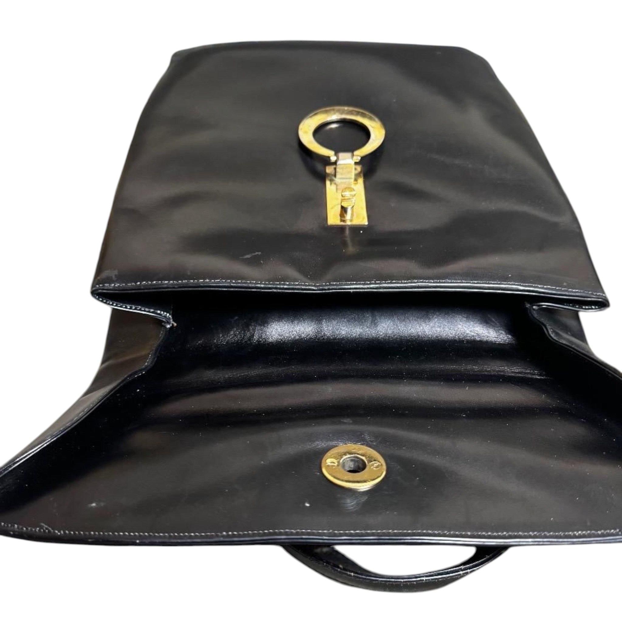 Borsa a mano vintage in pelle nera con chiusura a cerchio dorato.