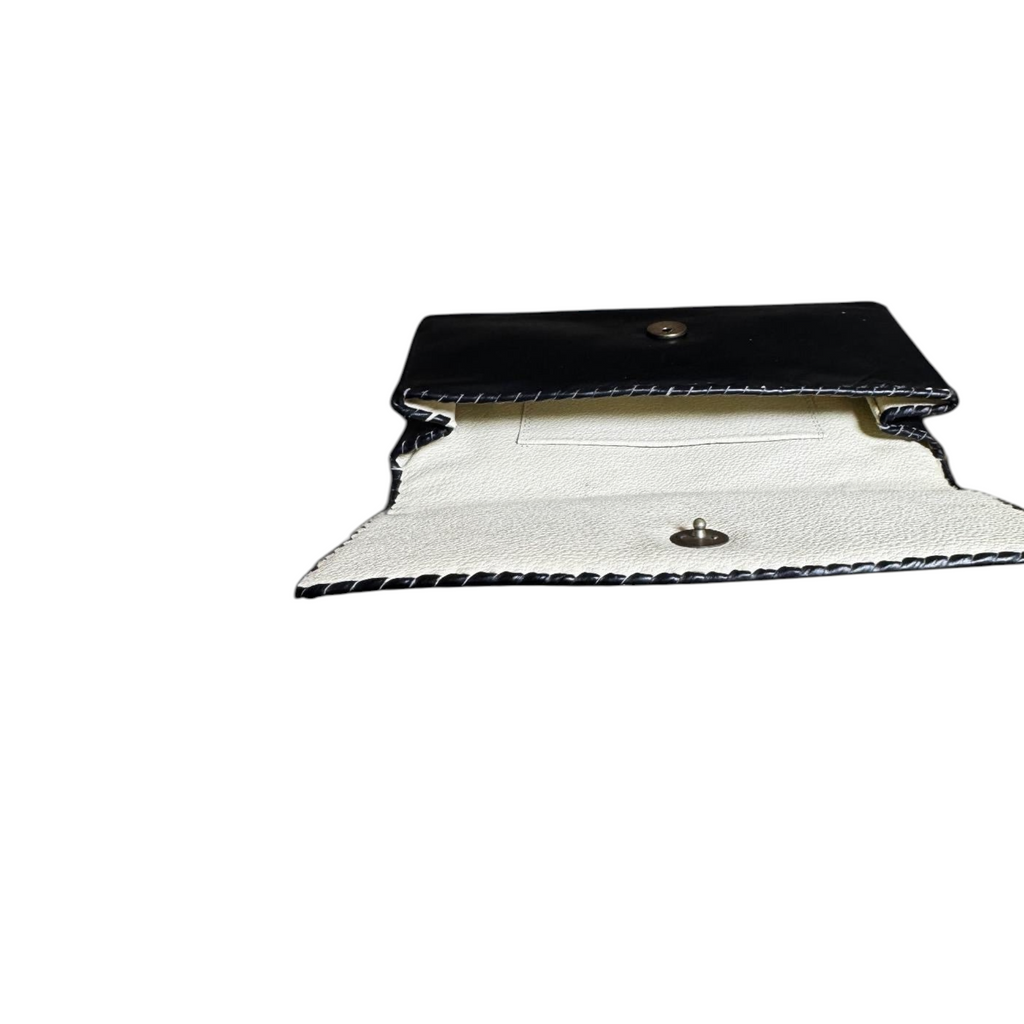 Pochette "Obsidian Studs" in Pelle Nera Lucida con Dettagli Gold