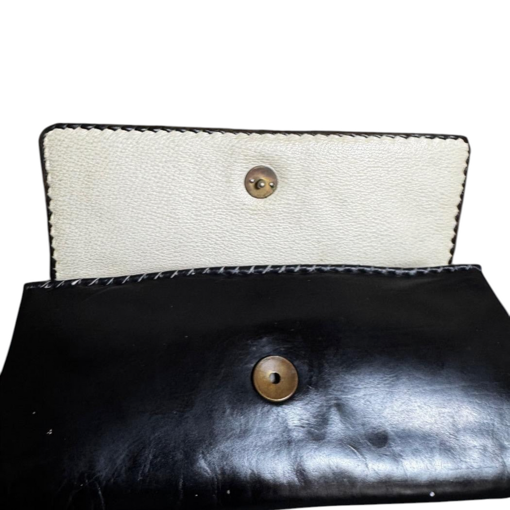 Pochette "Obsidian Studs" in Pelle Nera Lucida con Dettagli Gold