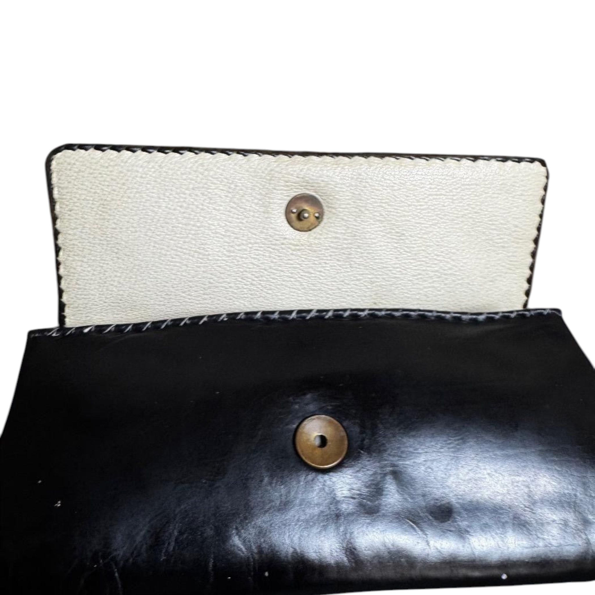 Pochette "Obsidian Studs" in Pelle Nera Lucida con Dettagli Gold